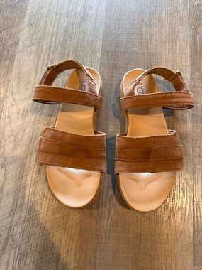 UGG Kids' Goldenstar Sandals (Model S/N 1158093K) in the color Chestnut. Size 5